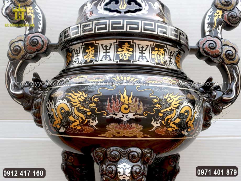 H&igrave;nh ảnh song long trầu nguyệt được chạm khắc sinh động, mạ v&agrave;ng mạ bạc cao cấp